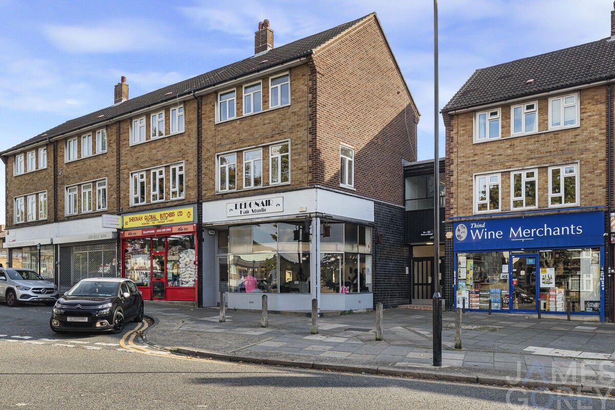 Flat McLeod Road in Greater London
