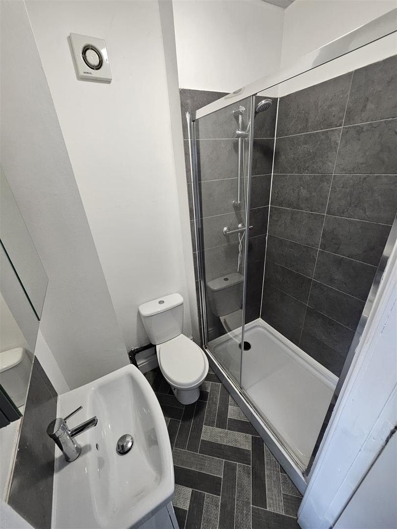 Room Fern Street in Farnworth