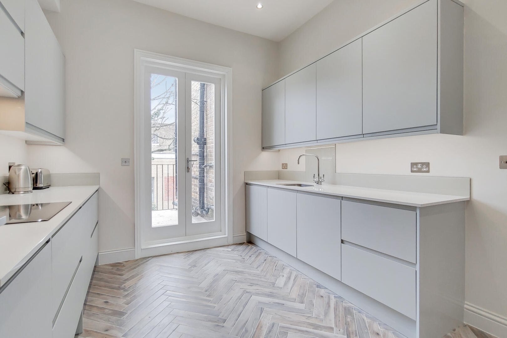 Flat Fernshaw Road in Greater London