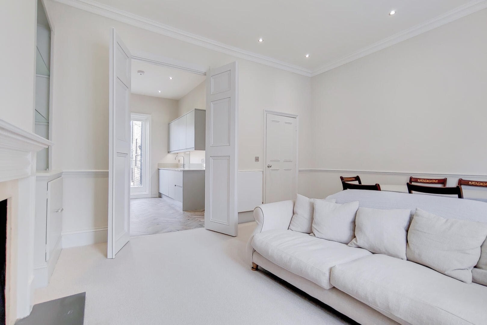 Flat Fernshaw Road in Greater London