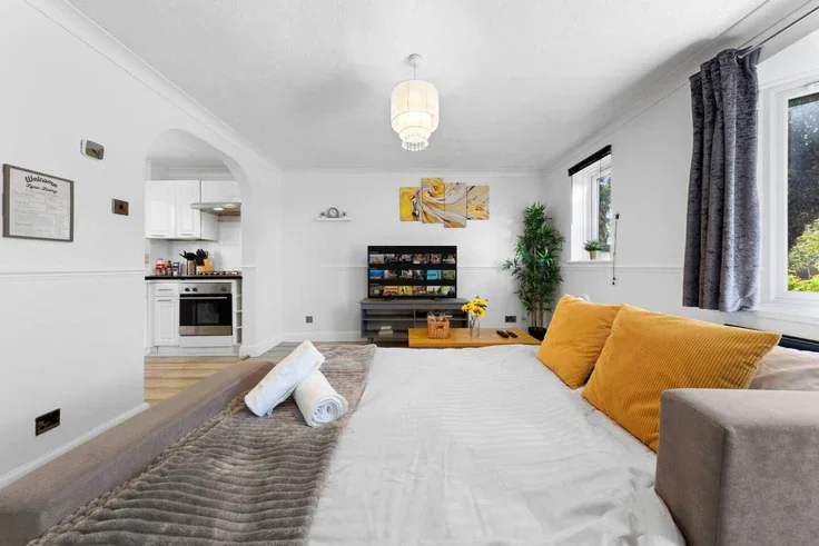 Flat Cedar Wood Drive in Watford