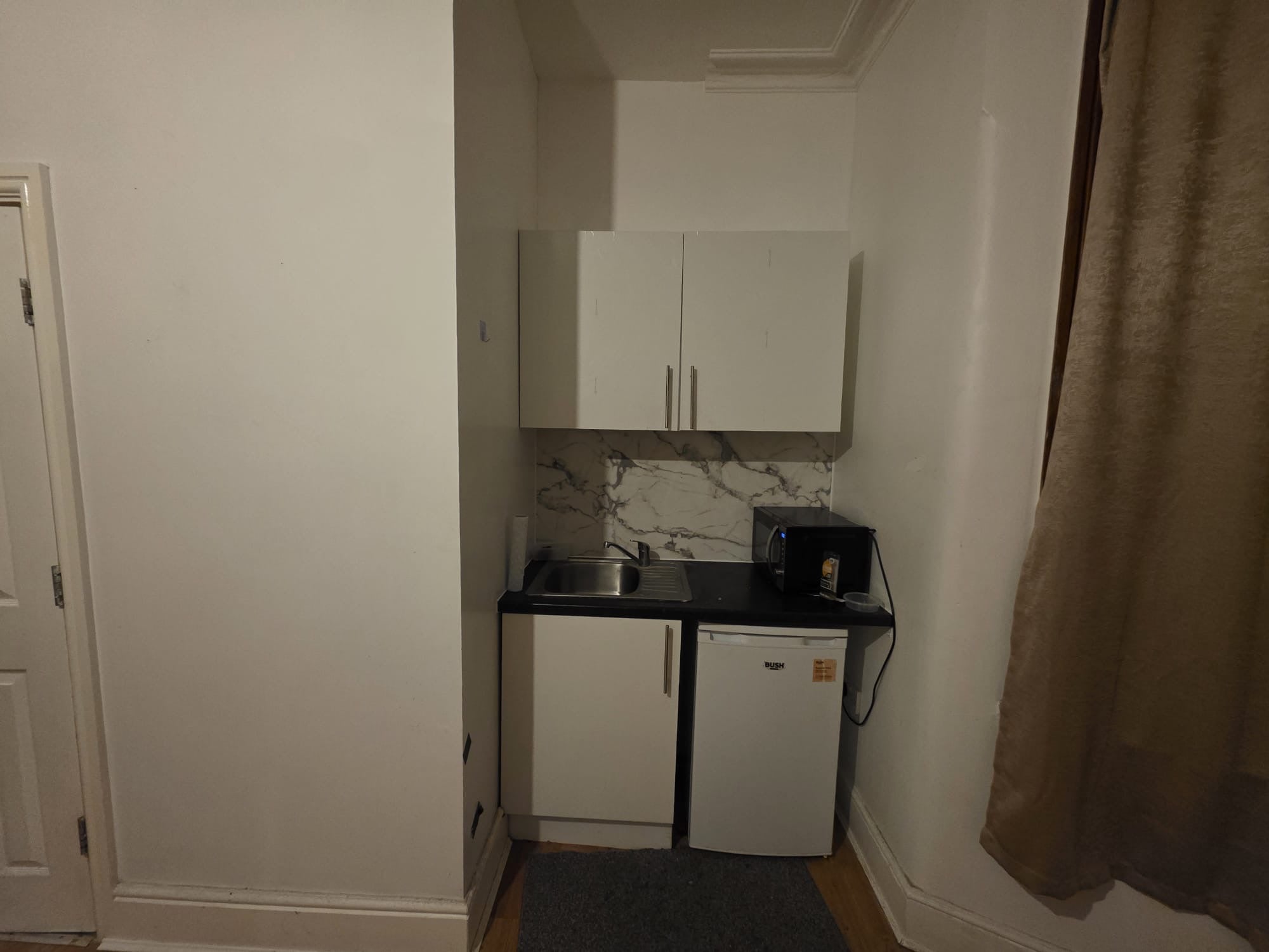 Flat Woodstock Gardens in Greater London