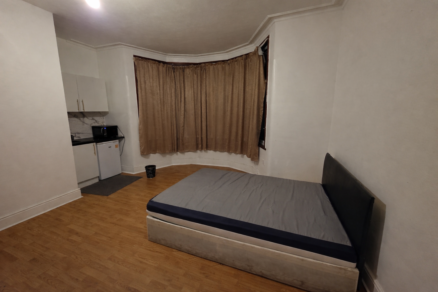 Flat Woodstock Gardens in Greater London