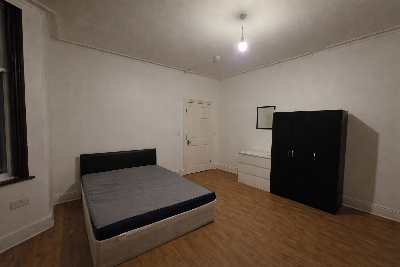 Flat Woodstock Gardens in Greater London