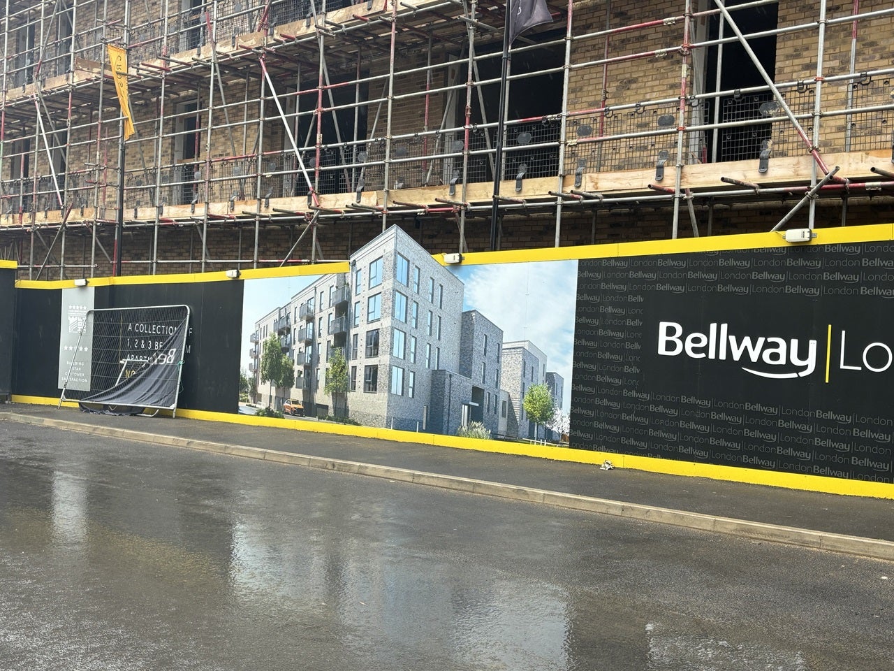 Flat Crossways Boulevard in Dartford