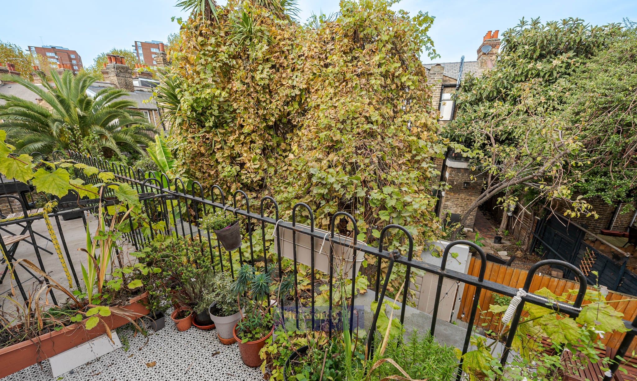 Flat Dawes Street in Greater London