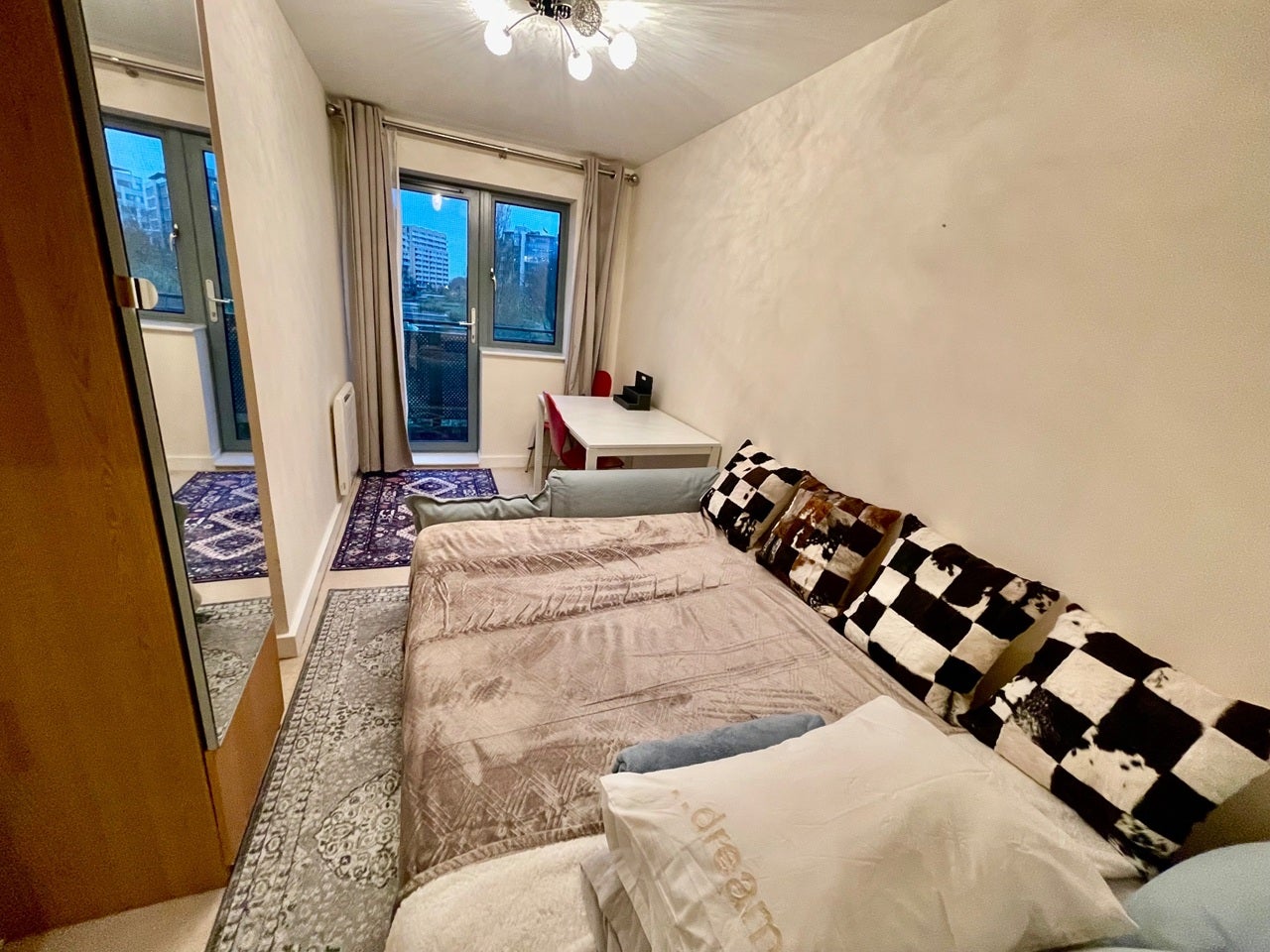 Flat Agate Close in Greater London