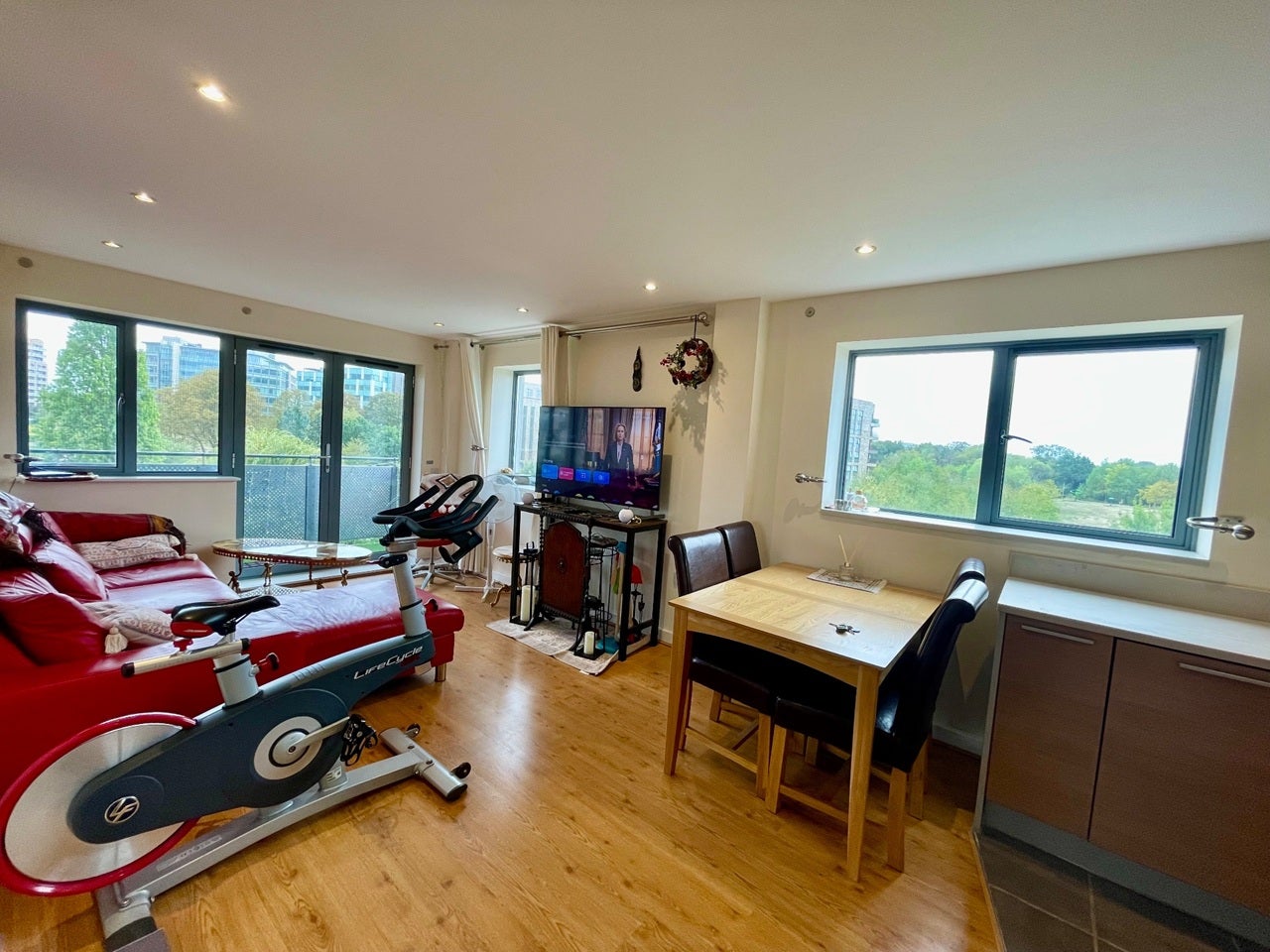 Flat Agate Close in Greater London
