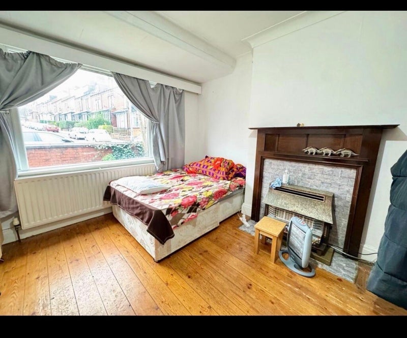 Room Hartley Avenue in Leeds