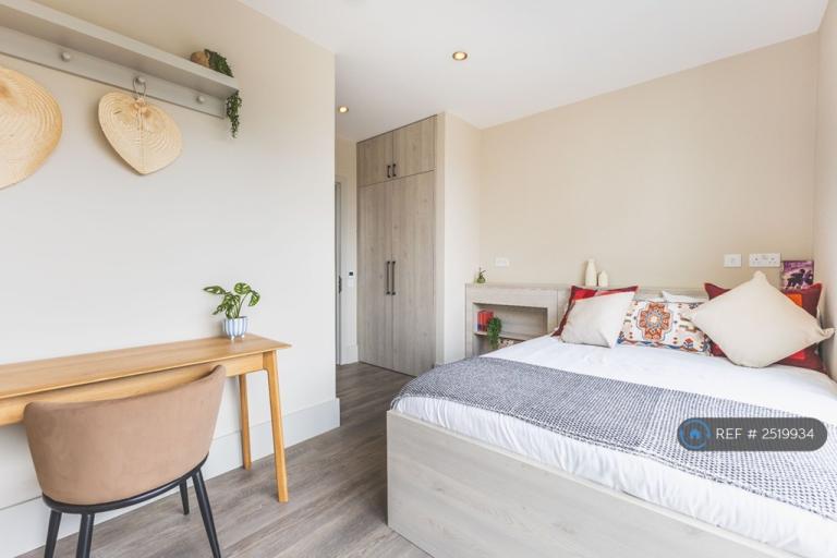 Room Augustus Road in Greater London