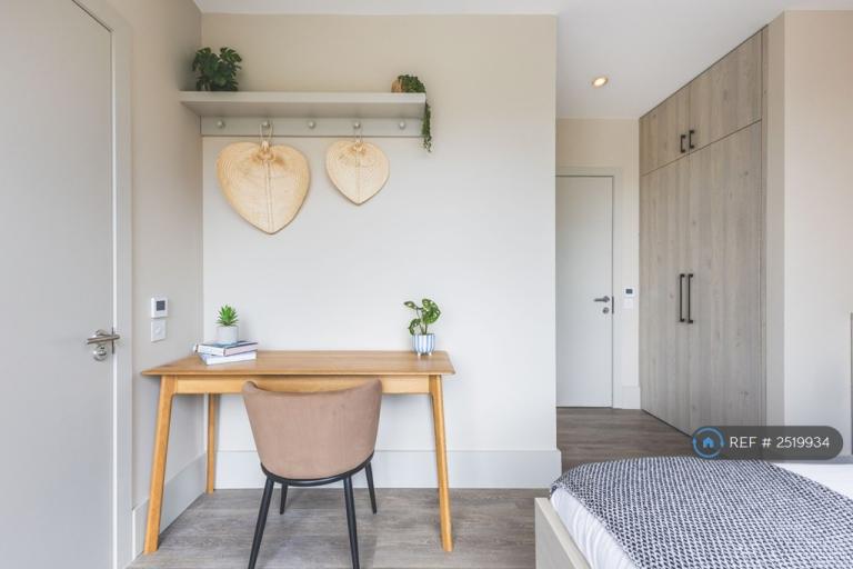 Room Augustus Road in Greater London