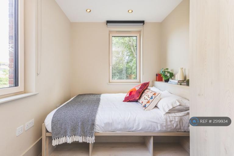 Room Augustus Road in Greater London
