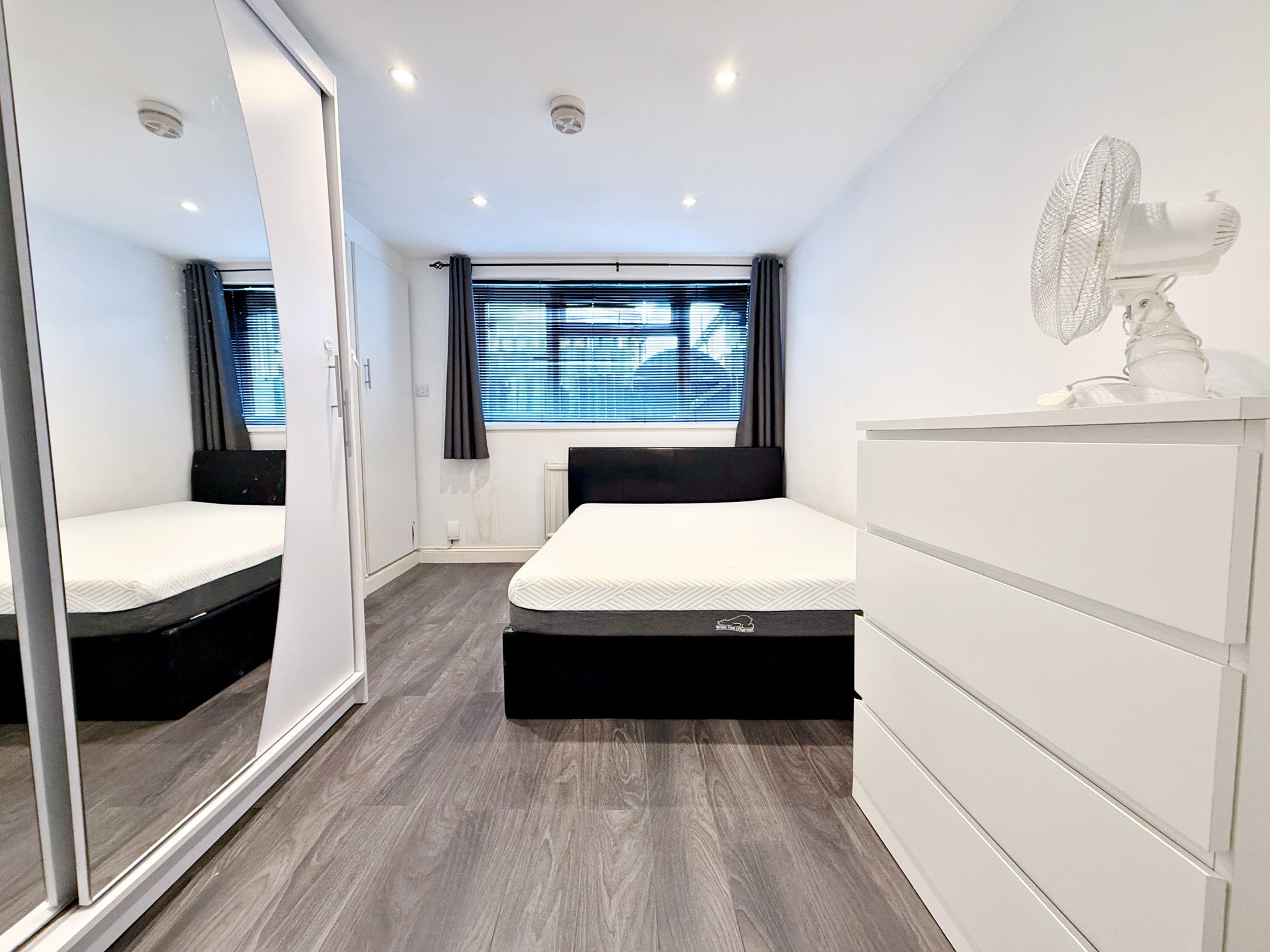 Flat Hadley Gardens in London