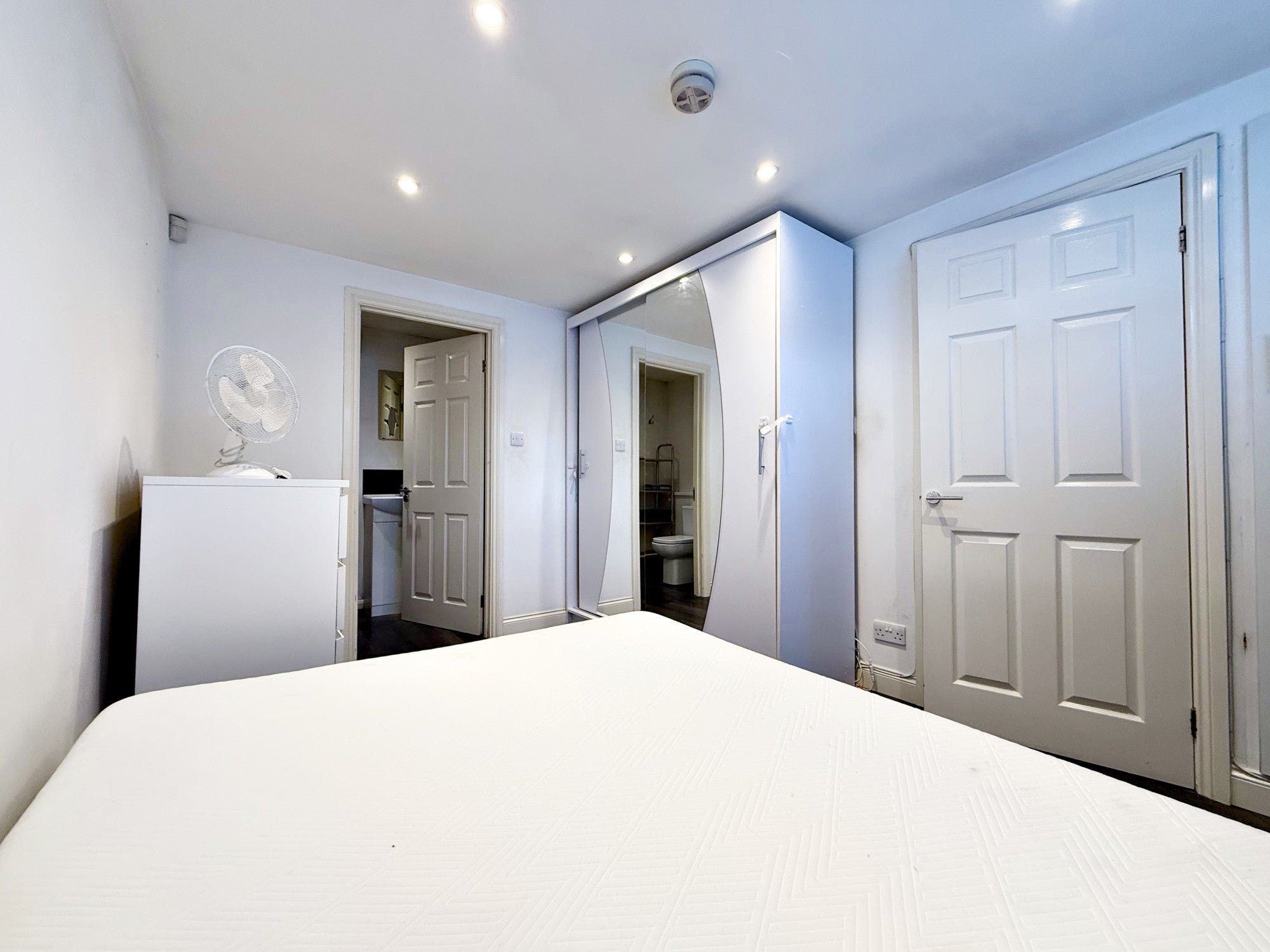 Flat Hadley Gardens in London