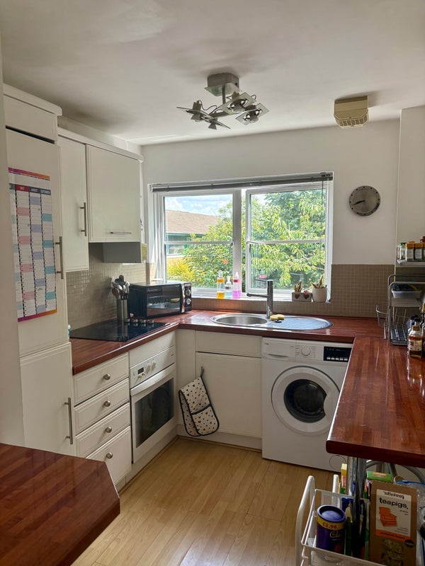 Flat Parnell Road in Greater London