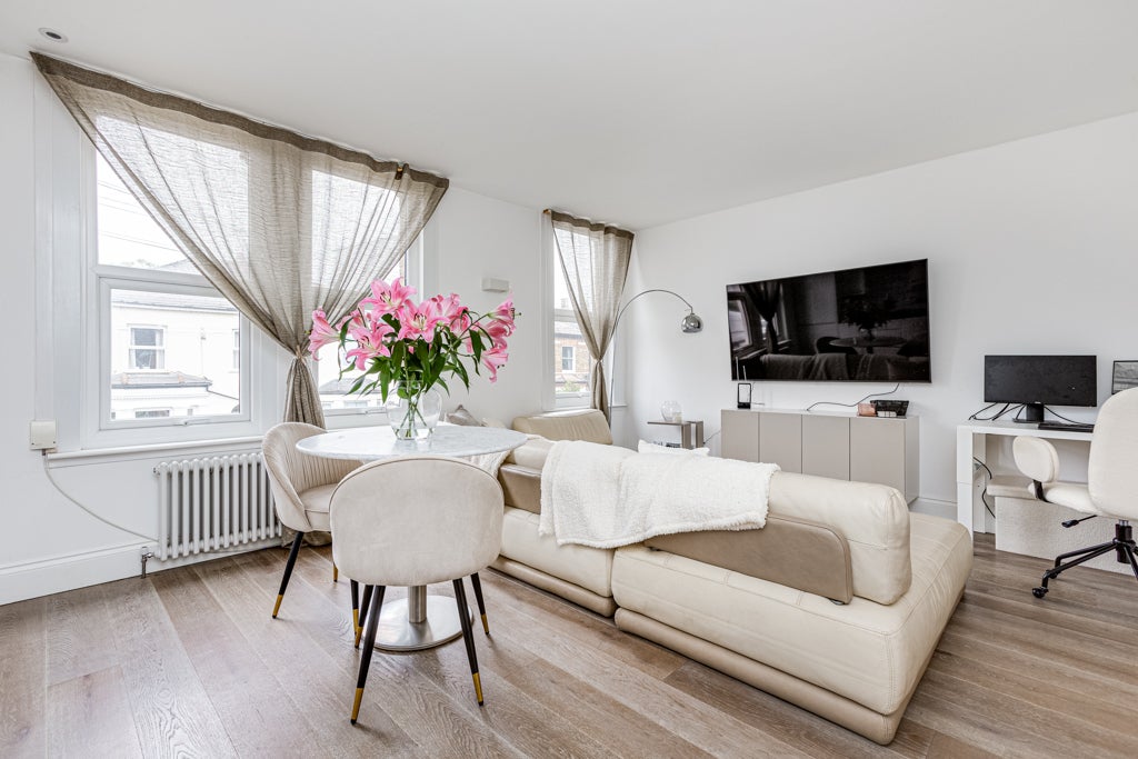 Flat Fernlea Road in Greater London