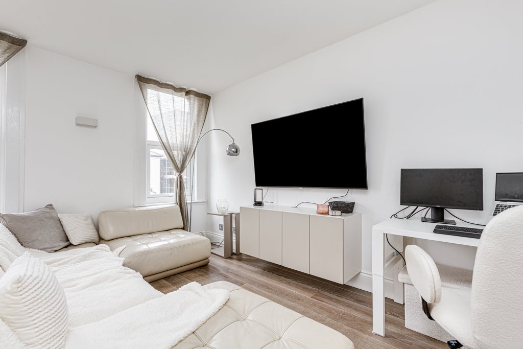 Flat Fernlea Road in Greater London