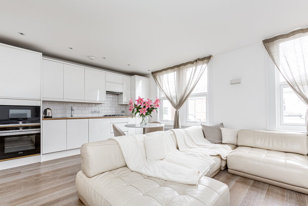 Flat Fernlea Road in Greater London