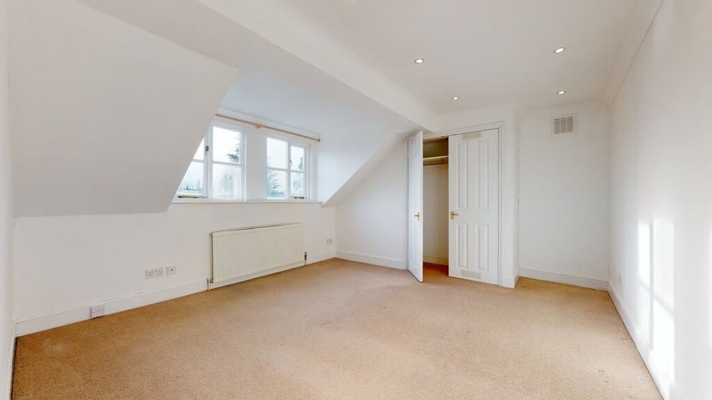Flat Walm Lane in Greater London