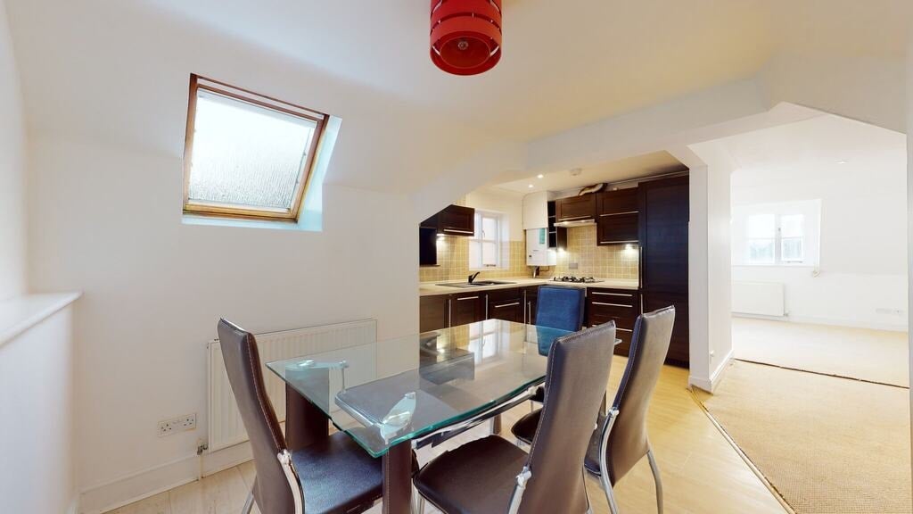 Flat Walm Lane in Greater London