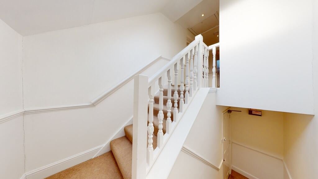 Flat Walm Lane in Greater London