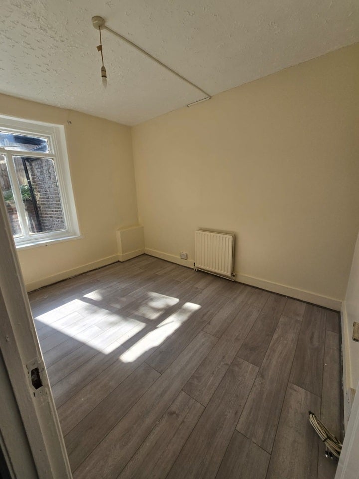 Flat Palmerston Road in Greater London
