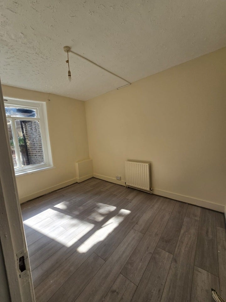 Flat Palmerston Road in Greater London