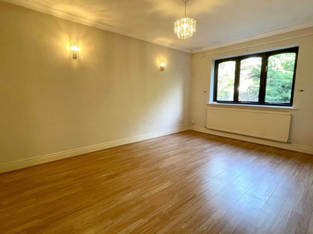 Flat Hales Park in Dacorum