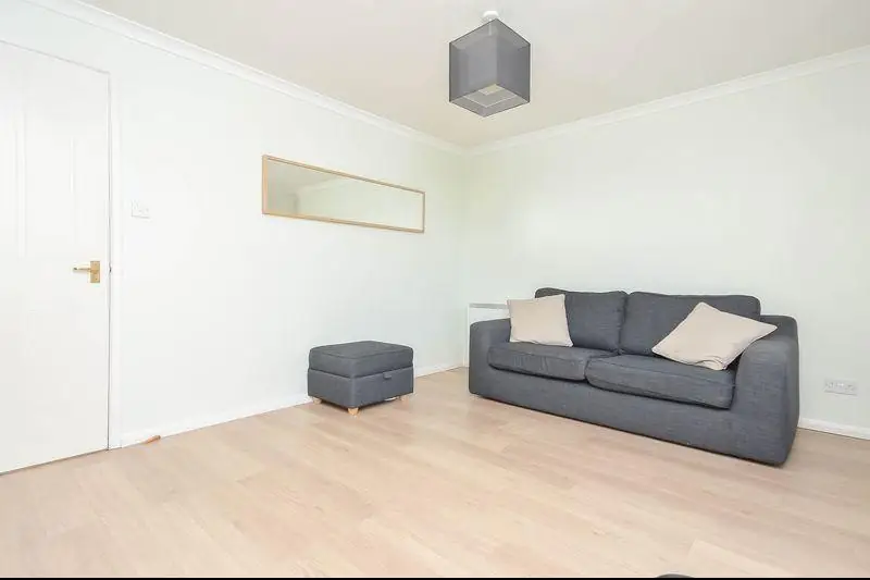Flat Elbe Street in City of Edinburgh