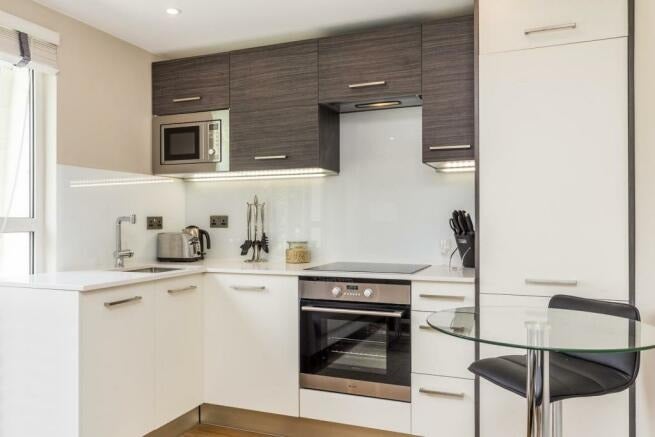 Flat Alleyn Court in City of Westminster