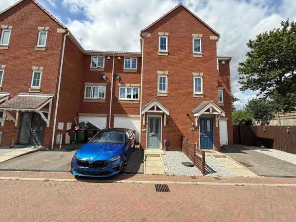 House Newton Grange in Wakefield