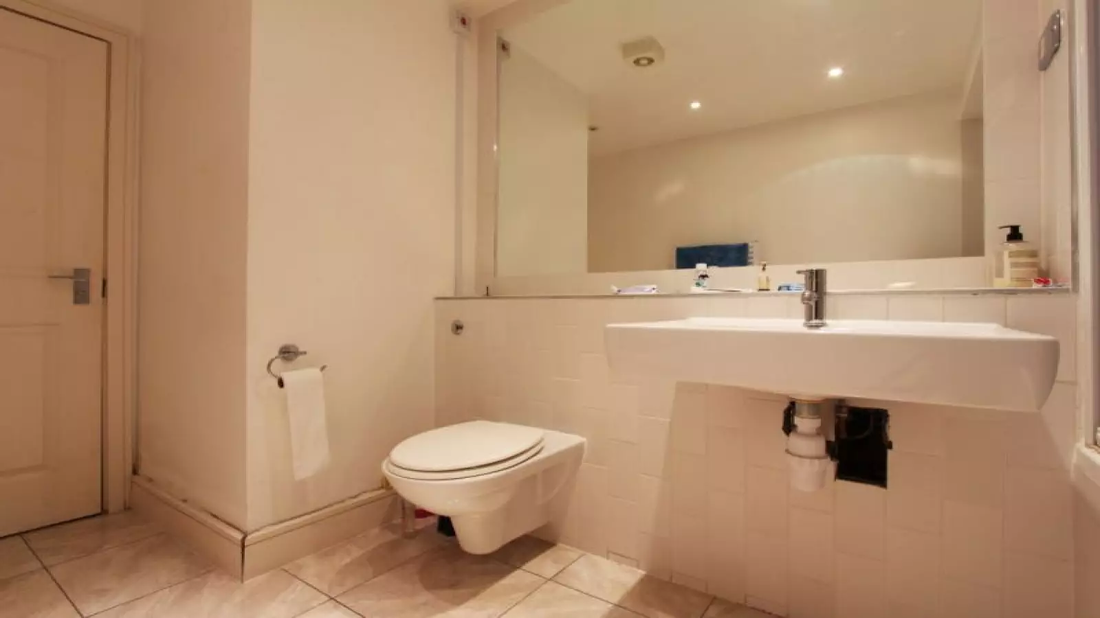 Flat Copenhagen Place in Greater London