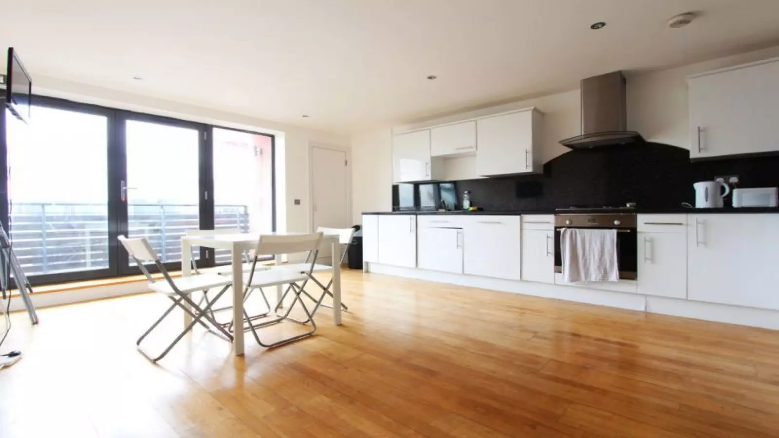 Flat Copenhagen Place in Greater London