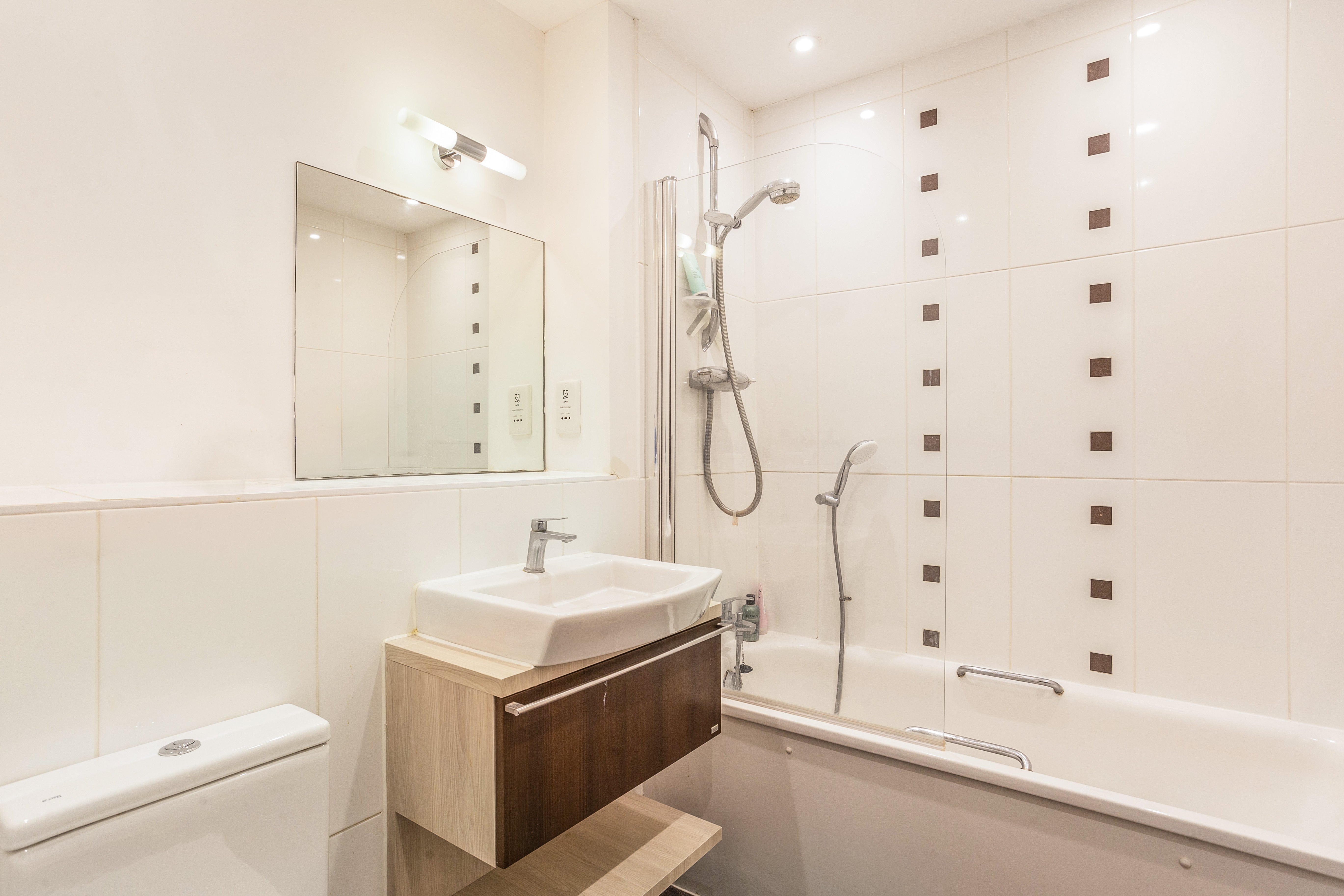 Flat Hampton Court Road in Greater London
