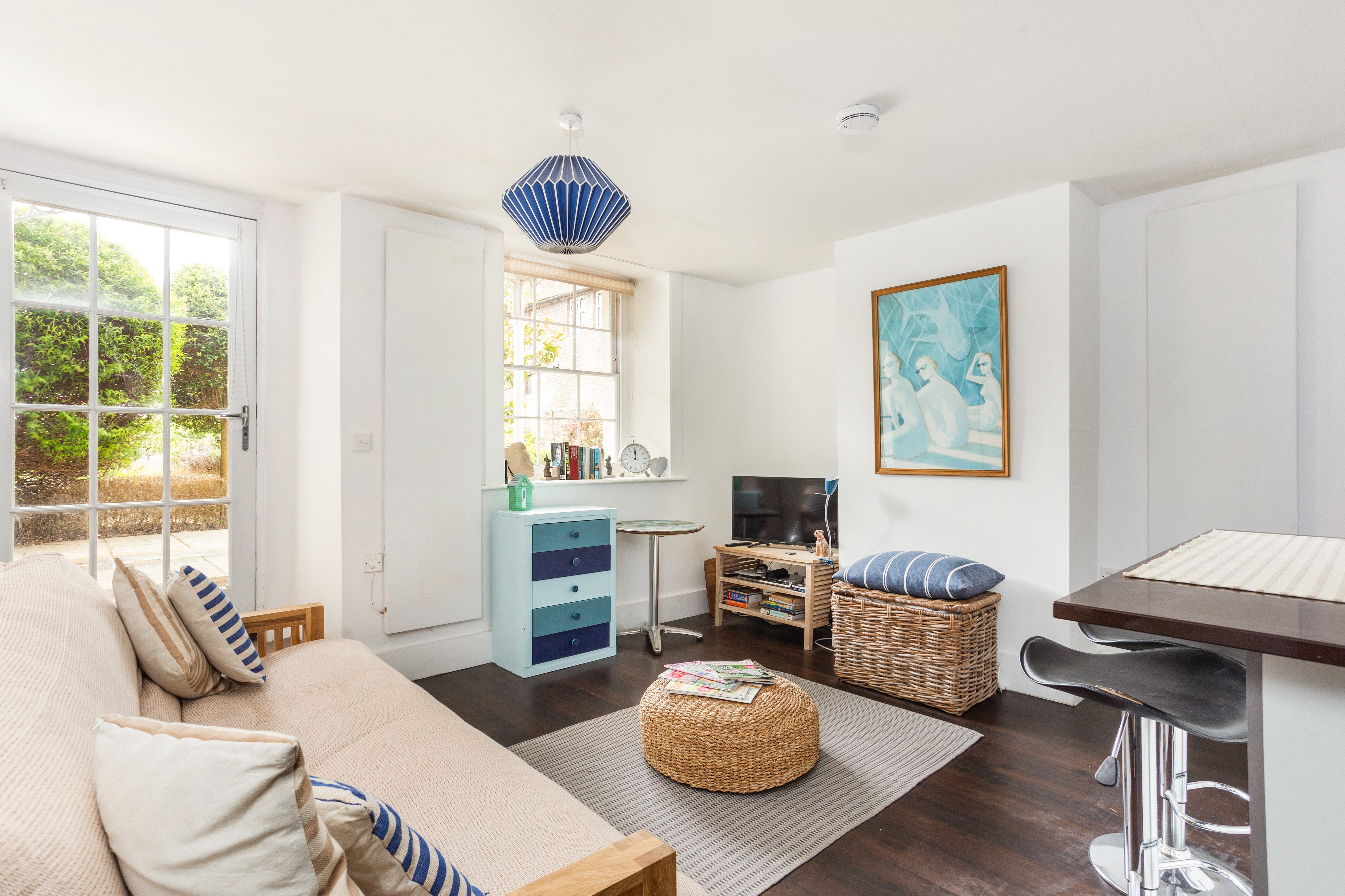 Flat Hampton Court Road in Greater London