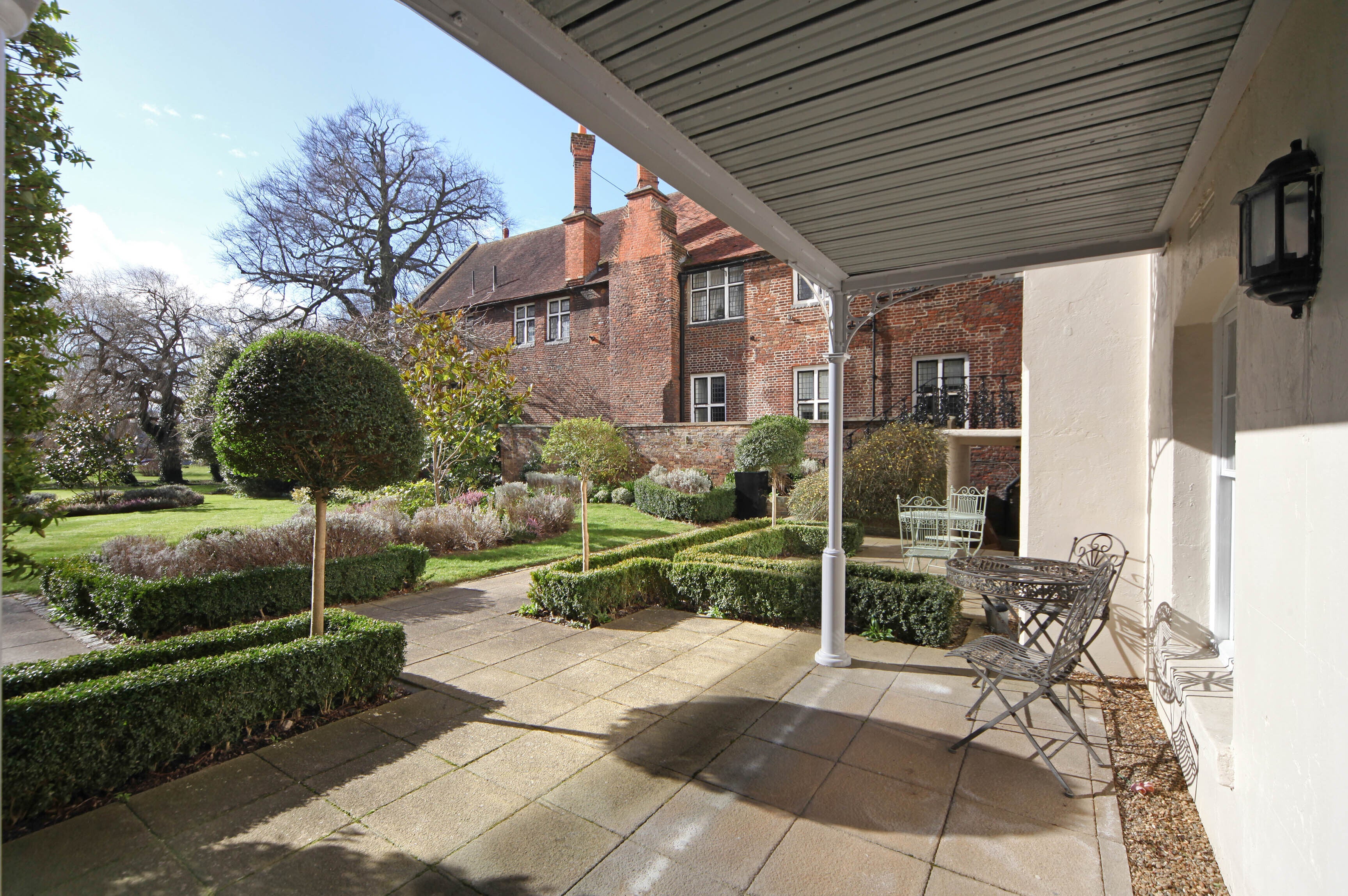 Flat Hampton Court Road in Greater London
