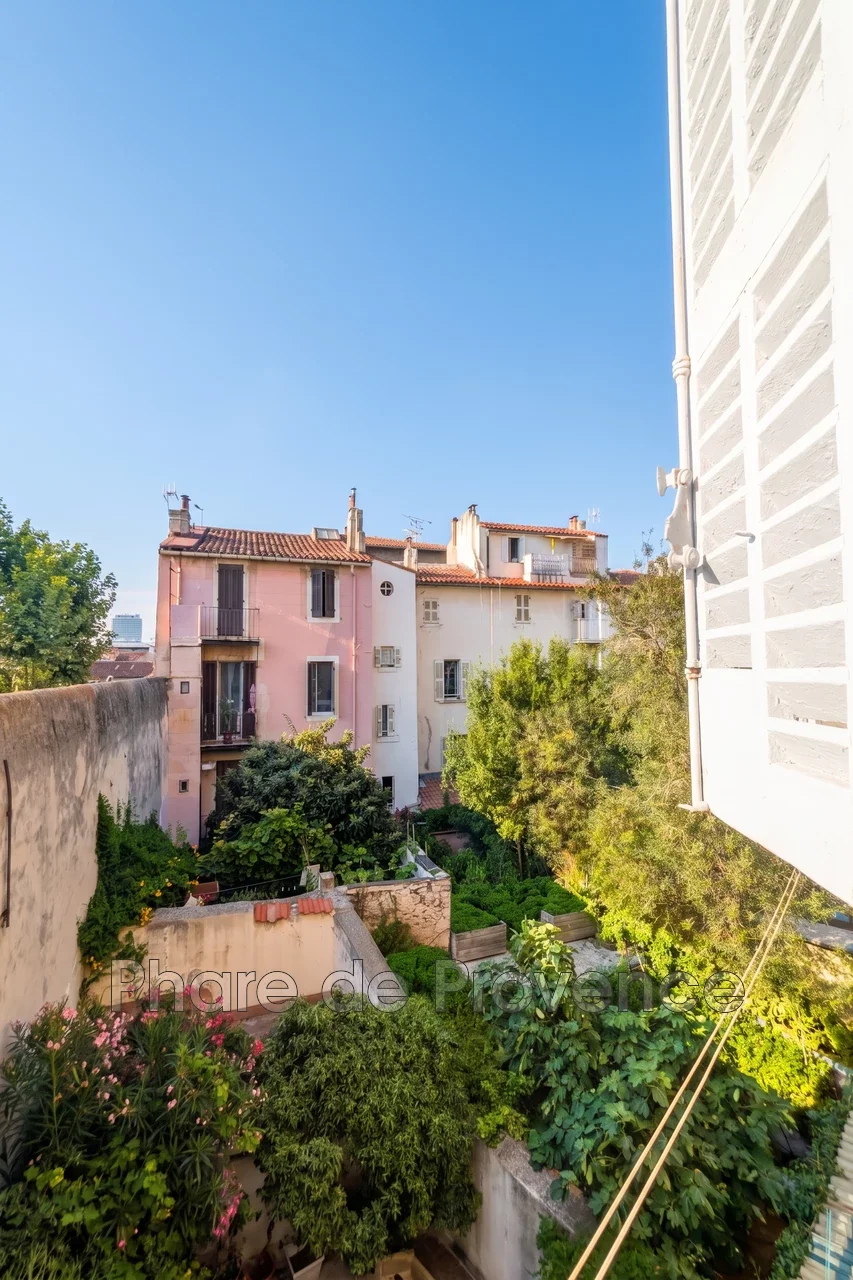 Flat Place Jules Verne in Marseille