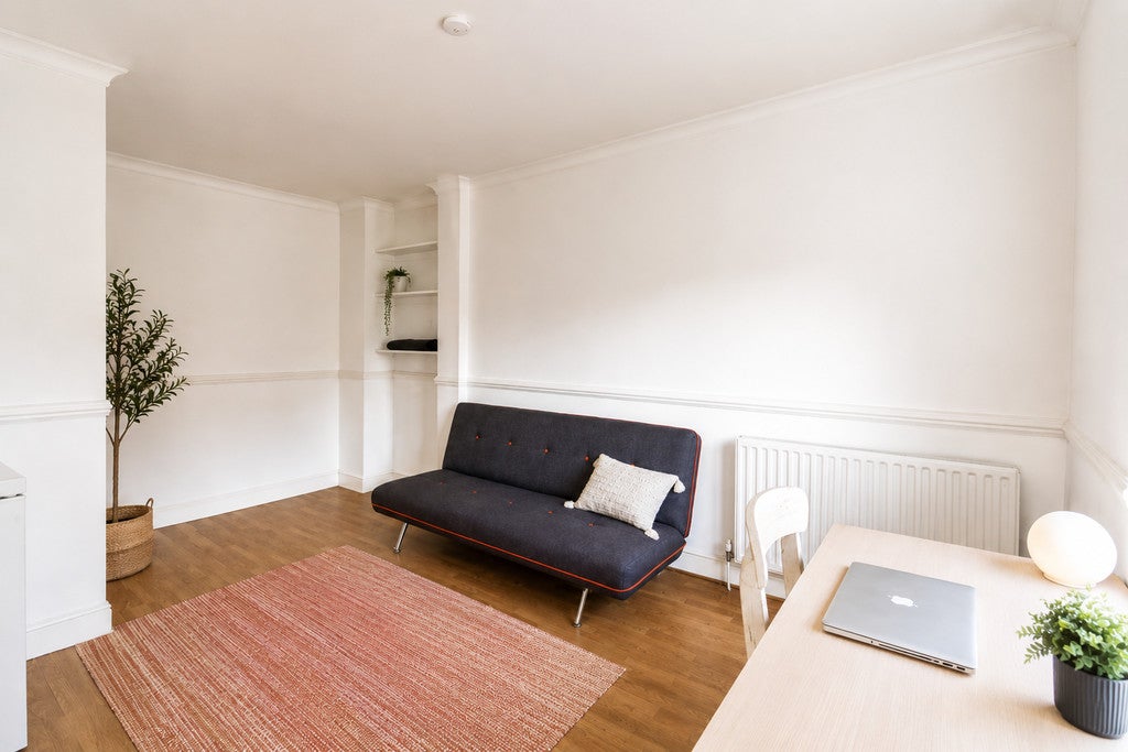 Flat Ickburgh Road in Greater London