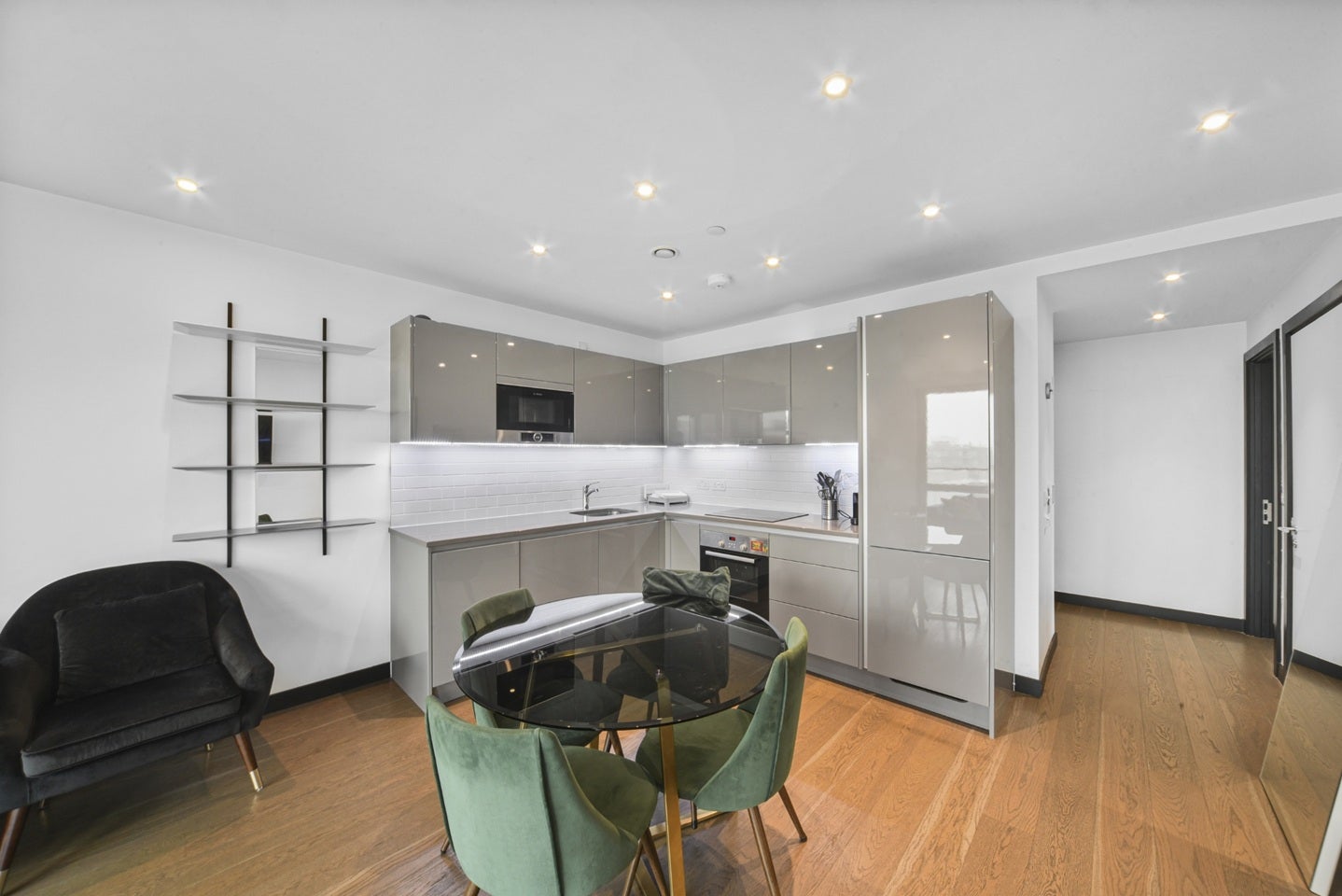 Flat Sayer Street in Greater London