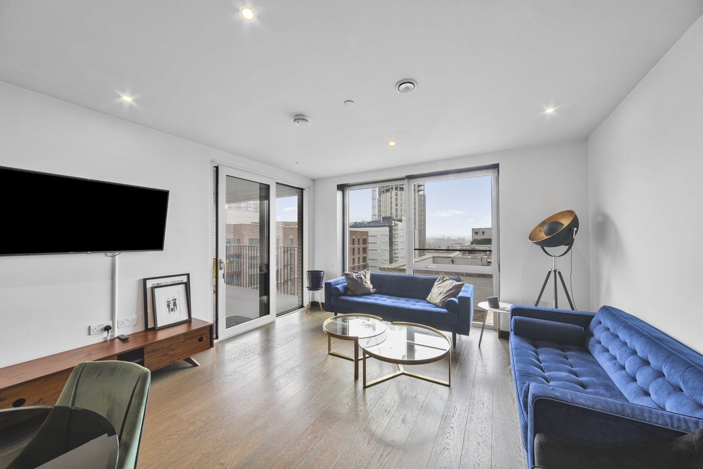 Flat Sayer Street in Greater London