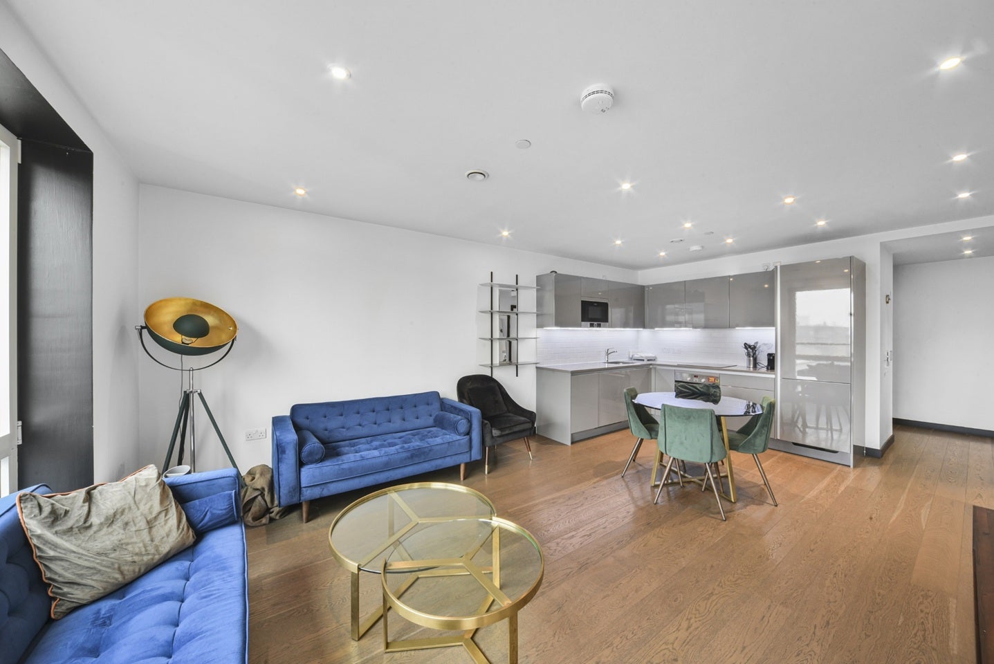 Flat Sayer Street in Greater London