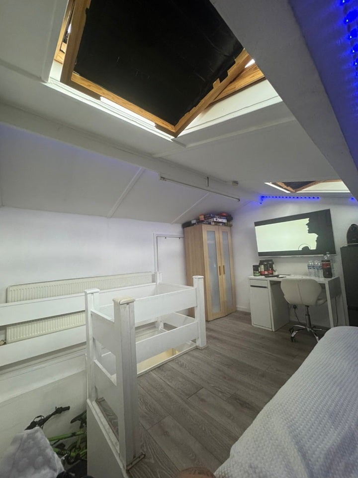 Room Burnley Road in Greater London