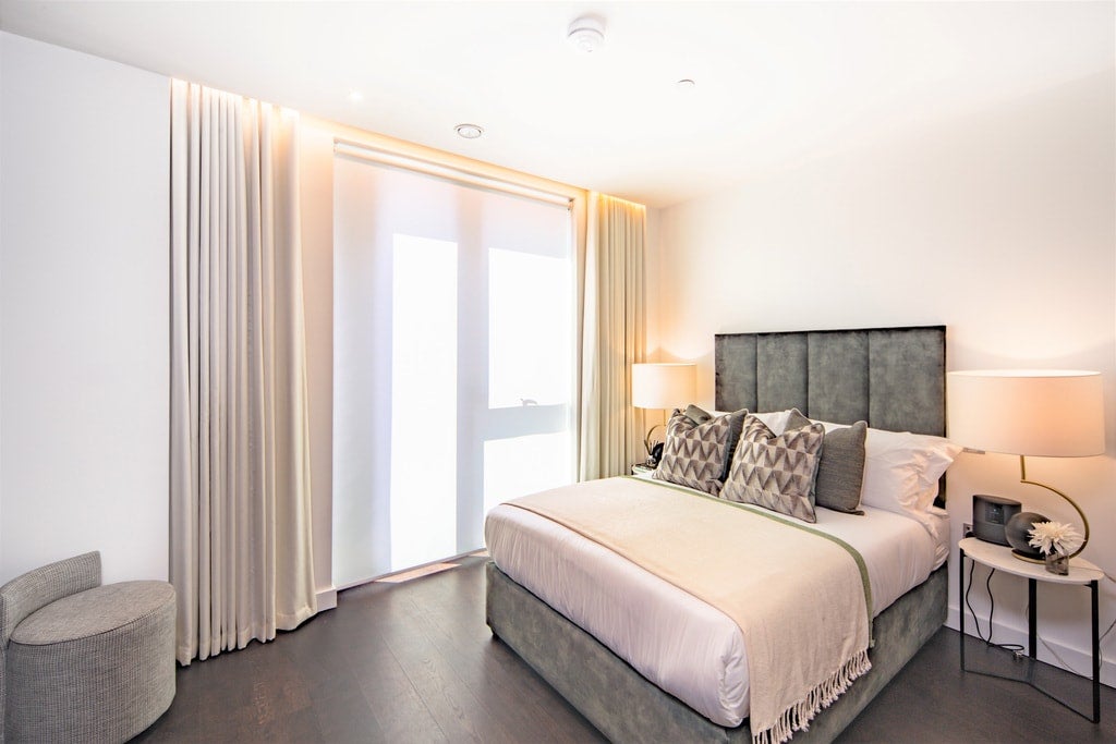 Flat Ponton Road in Greater London
