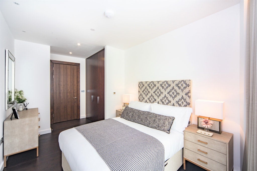 Flat Ponton Road in Greater London