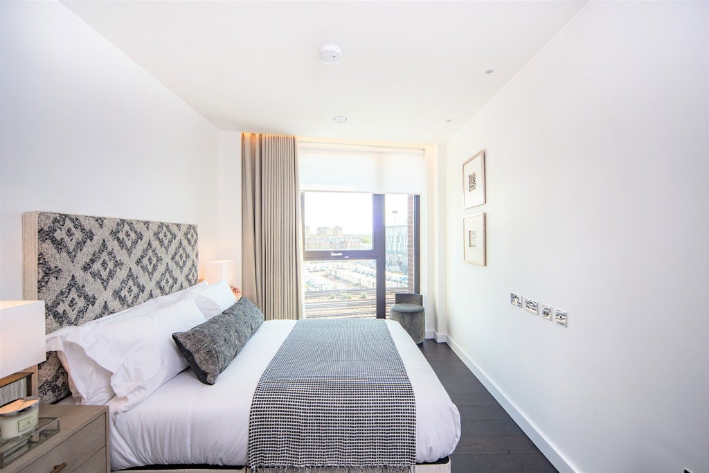 Flat Ponton Road in Greater London