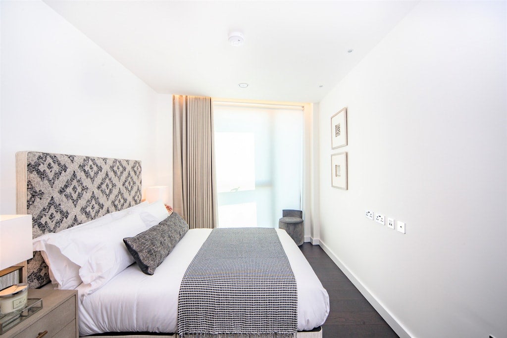 Flat Ponton Road in Greater London