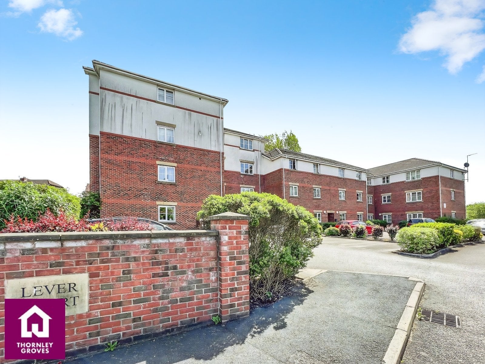 Flat Oaklands Road in Salford
