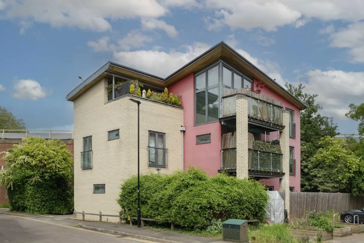 Flat Wellesley Road in Greater London