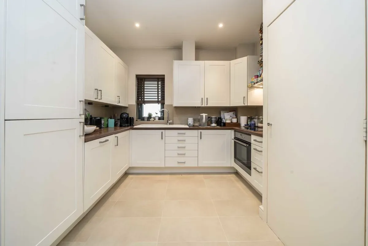 Flat Wellesley Road in Greater London