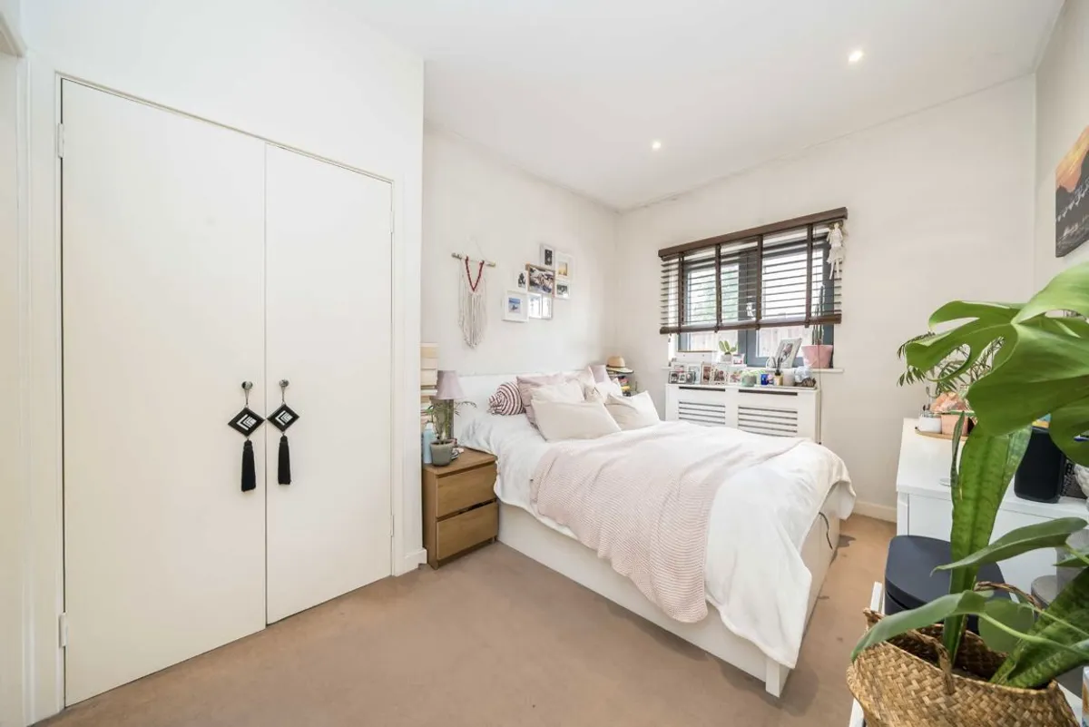 Flat Wellesley Road in Greater London